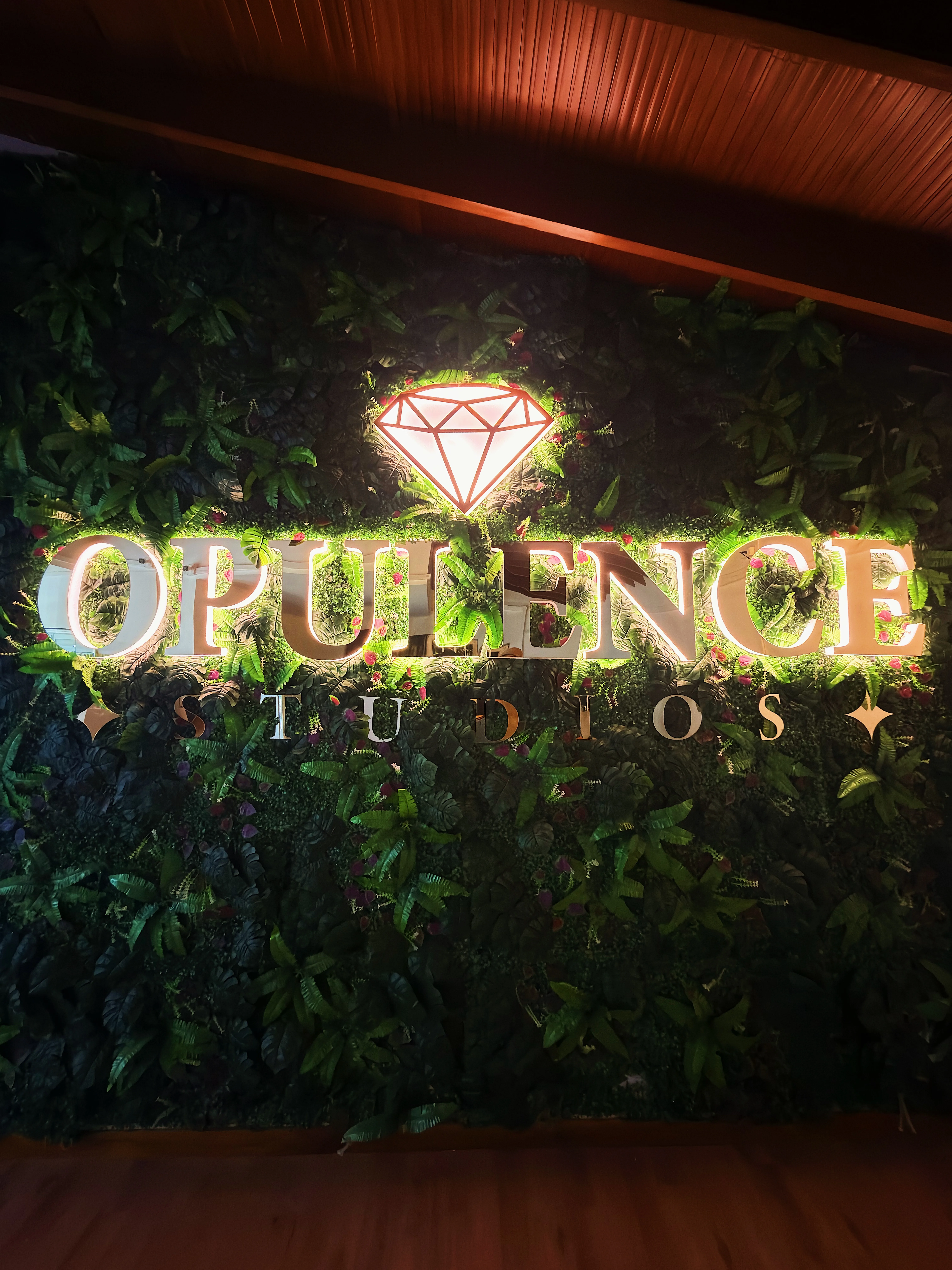 Instalaciones interiores de Opulence Studios en Medellín